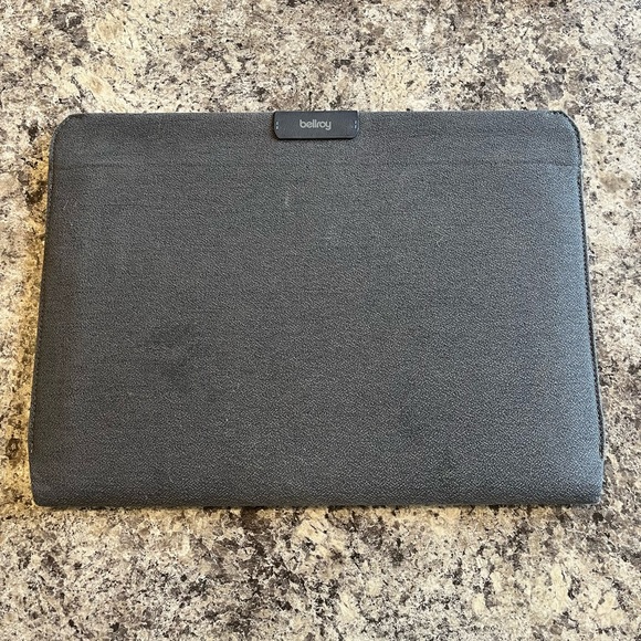 Macbook air 256g 2020 with case and charger - Picture 13 of 16